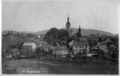 dobová pohlednice vsi s kostelem