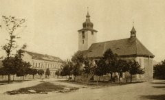 náves s kostelem