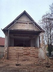 provizorní zajištění zdiva po zřícení průčelí