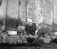 detail poškozené omítky
