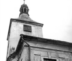 věž kostela zezadu zprava