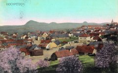dobová pohlednice vsi s kostelem (vpravo)
