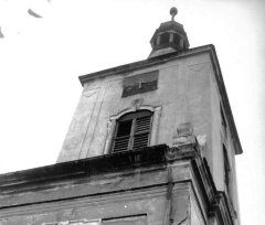 věž kostela zepředu zleva