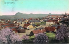 dobová pohlednice vsi s kostelem (vpravo)