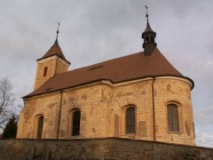 pohled zezadu zprava - opravená ohradní zeď
