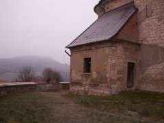 část opravené ohradní zdi okolo kostela