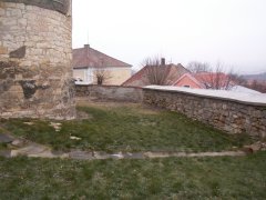 část opravené ohradní zdi okolo kostela