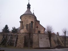 část opravené ohradní zdi okolo kostela