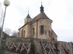 pohled zezadu zprava - ohradní zeď podepřená bedněním