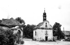 starší foto kaple s částí návsi