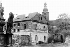 kostelní věž za farou