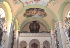interiér kostela sv. Jiří s vybavením z minoritského kostela