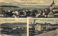 dobová pohlednice vsi s kostelem a kaplí vlevo od něj (na horním snímku)