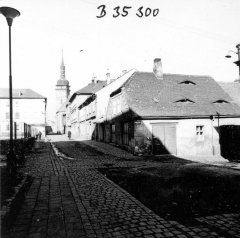 pohled ke kostelu