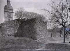 starší foto kostela s pozůstatky městských hradeb