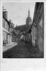 pohled ulicí ke kostelu