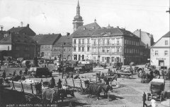 dobová pohlednice města s kostelem