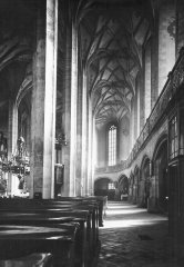 starší foto interiéru kostela - boční loď