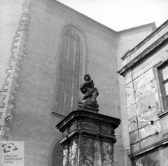 socha u kostela