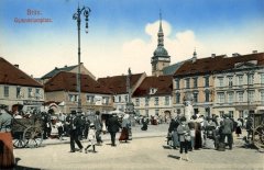 dobová pohlednice města s kostelem