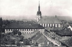 dobová pohlednice města s kostelem