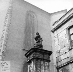 socha u kostela