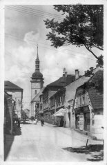 pohled ulicí ke kostelu