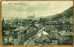 dobová pohlednice města s kostelem (v pozadí)