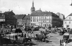 dobová pohlednice města s kostelem