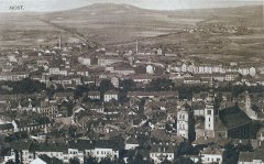 dobová pohlednice starého Mostu s kostelem