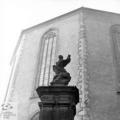 socha u kostela