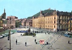 dobová pohlednice starého Mostu s kostelem (v pozadí)