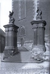 sochy u schodiště