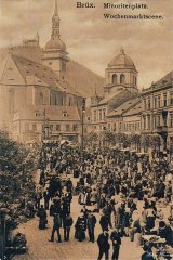 dobová pohlednice s kostelem (vlevo)