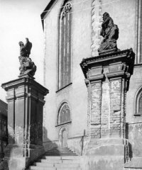 sochy u kostela