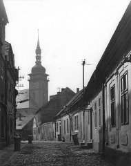 pohled ulicí ke kostelu