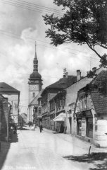 pohled ulicí ke kostelu