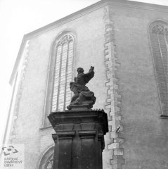 socha u kostela