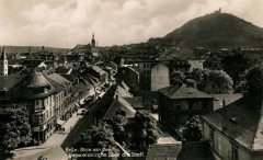 historické foto města s kostelem (vlevo od středu)