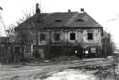 špitál u kostela před opravou
