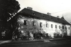 špitál u kostela před opravou
