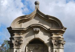 kaplička po restauraci - horní část průčelí