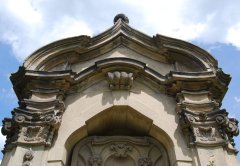 kaplička před restaurací - horní část průčelí