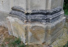 kaplička před restaurací - poškozené zdivo