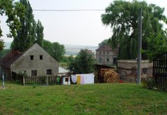 kaple přestavěná na garáž (vpravo)