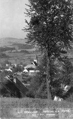 dobová pohlednice vsi s kostelem