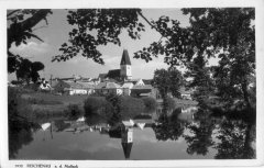 dobová pohlednice vsi s kostelem