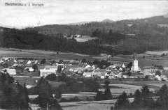 dobová pohlednice vsi s kostelem