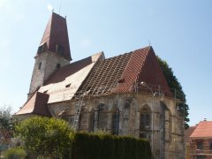 pohled zezadu zprava - oprava střechy presbytáře