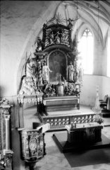 starší foto interiéru kostela - presbytář